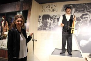 Bu bal mumu heykeli hem kemençe çalıyor hem söylüyor