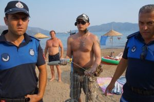 Rus turist güpegündüz plajda define aradı