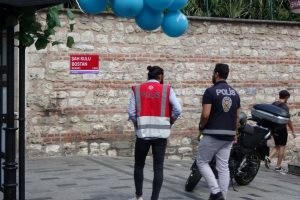 Durakta oturan Halit'i sırtından bıçaklayıp öldürdüler