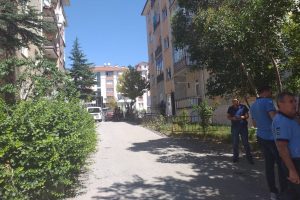 Eşinden ayrılmak istemeyen adam kendini yakmaya kalktı