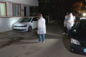 Kadın düştü, eşi peşinden atladı!
