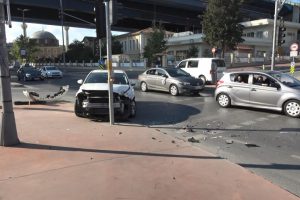 Çevik kuvvet otobüsü kaza yaptı: 2 polis yaralı