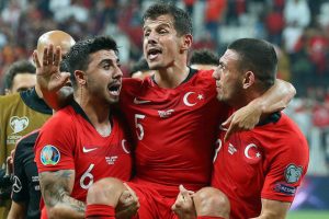 Emre Belözoğlu omuzlara alındı