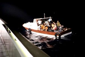 Ayvalık'ta 25 kaçak göçmen yakalandı