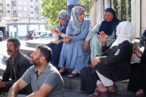 Evlat nöbetindeki ailelerin kararlı direnişi 6'ncı gününde