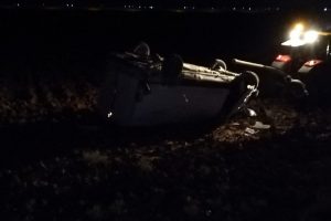 Lastiği patlayan minibüs, şarampole devrildi: 5 yaralı