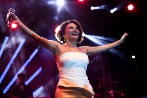 Göksel, sevilen şarkılarını Akbatı Festivali'nde seslendirdi