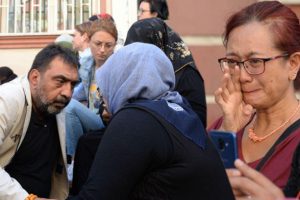 HDP binası önünde bekleyen annelere destek