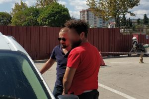 Bekar evinde uyuşturucu satan 2 kişi tutuklandı