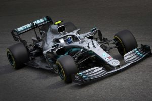 Mercedes, İtalya'da pilotlarını podyuma taşıdı