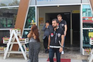 10 bin TL'lik vurgun yapan hamile hırsızlar tutuklandı