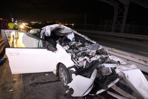 TIR'ın altına giren otomobil hurdaya döndü