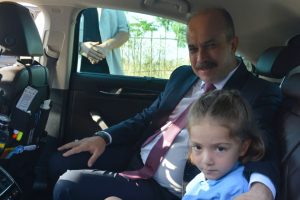 Şehit kızı Hafza'yı, emniyet müdürü okula götürdü