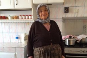 Ceviz ağacından düşen kadın öldü