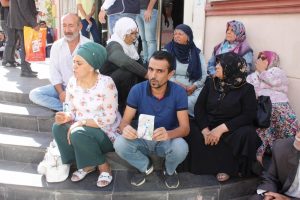 HDP önünde eylem yapan aile sayısı 7. günde 17'ye yükseldi