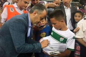 Bursa Büyükşehir Belediye Başkanı Aktaş'tan çocuklara Bursaspor forması