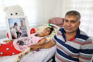 Morg kapısında hayata dönen kızı için yardım istiyor