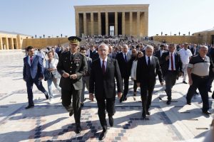 Kılıçdaroğlu, Anıtkabir'i ziyaret etti