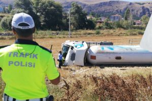 Kütahya-Bursa yolunda LPG yüklü tanker tarlaya uçtu