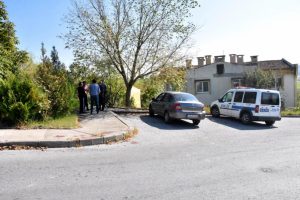Eşini sırtından bıçakladı