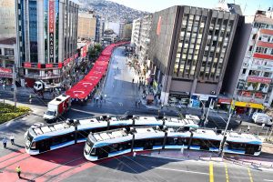 İzmir'in kurtuluş günü töreninde 350 metrelik Türk bayrağı taşındı