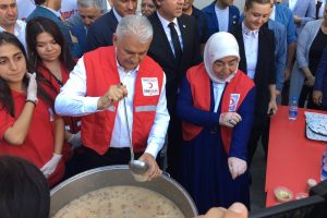 Binali Yıldırım aşure dağıttı