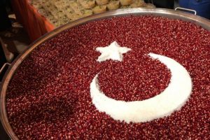 Tarihi Mısır Çarşısı'nda aşure dağıtıldı