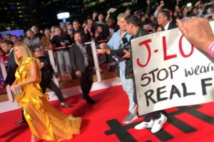Jennifer Lopez kırmızı halıda protesto edildi