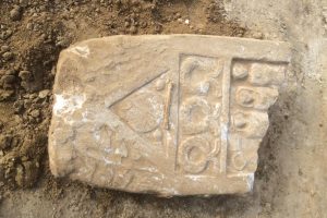 Bursa'da okul temeli kazısında Roma dönemine ait mezar taşı bulundu