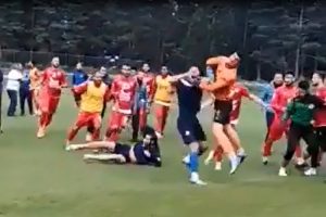 Hazırlık maçı öncesi futbolcular birbirine girdi