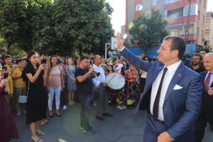 İmamoğlu, öğrencilere kırtasiye malzemeleri dağıtım törenine katıldı