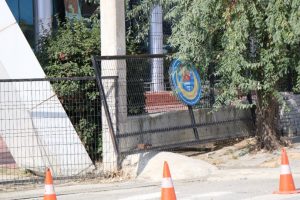 Okulun demir kapısı öğrencinin üzerine düştü