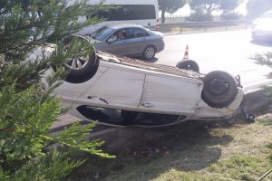 Takla atan otomobilden yara almadan kurtuldu