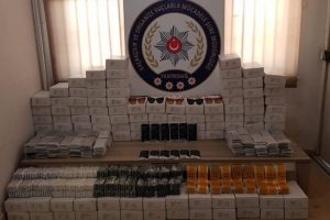 Polisin kapanla durdurduğu araçtan kaçak eşya çıktı