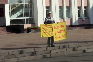Profesörden anadil eylemi: Devlet binası önünde yaktı