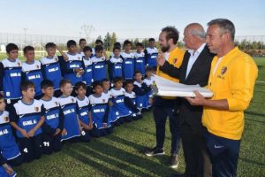 İlkay Gündoğan, Dursunbey Belediyespor'a desteğe devam ediyor