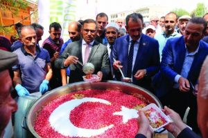 Gürpınar Belediye Başkanı Tanış, vatandaşlara aşure dağıttı