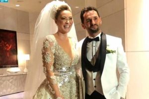 Şarkıcı Aylin Coşkun'a kilolarca altın takıldı
