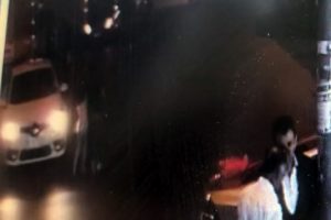Küçük kızın altında kaldığı aracı elleriyle kaldırdılar