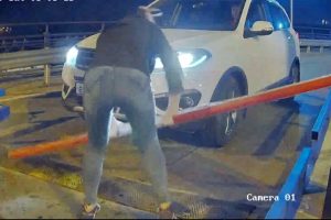 Ücretli sandıkları otoparkın demir bariyerini kırdılar