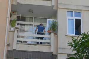 Yaptığı menemeni oğlu beğenmeyince, ikinci kattan aşağı atladı