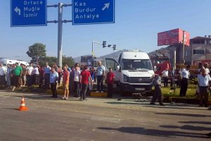 Servis minibüsü ile kamyon çarpıştı: 10 öğrenci yaralı