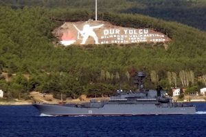 Rus savaş gemisi 'Azov' Çanakkale Boğazı'ndan geçti