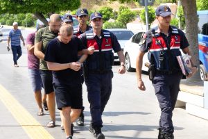 Yardım bahanesiyle turistleri dolandıran 2 şüpheli tutuklandı