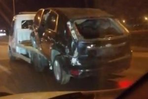 Bursa'da oto kurtarıcıda taşınan araç yeni bir kazaya davetiye çıkardı! (ÖZEL HABER)