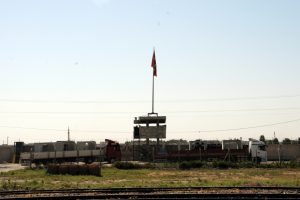 Sınır hattına beton blok sevkiyatı