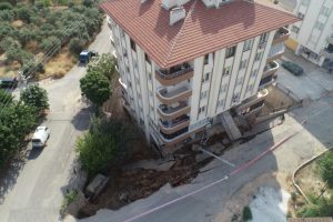 İzmir'de istinat duvarı yıkılan apartman boşaltıldı