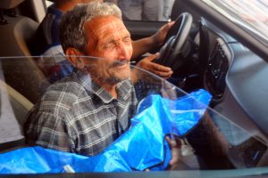 Torununun cenazesini kucağında götürdü
