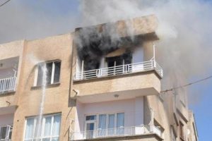 Eşyaları balkondan attıktan sonra evi ateşe verdi