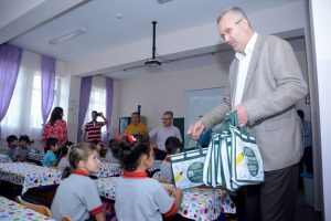 Bursa Karacabey Belediye Başkanı Özkan'dan öğrencilere hediye